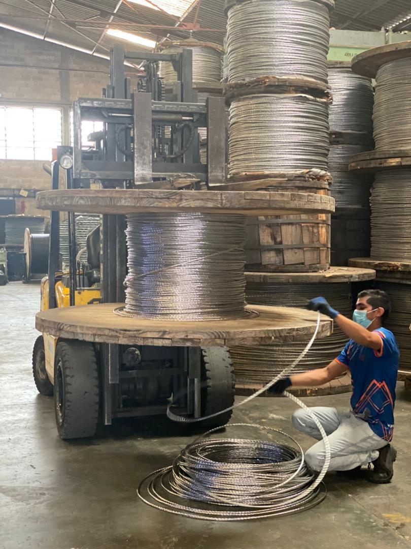 Trabajador despachando guaya en planta